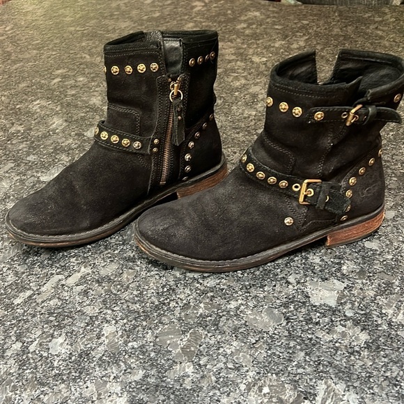 UGG Sz 9 Fabrizia Stud Boots Black Suede Goldtone Grommets Side Zip - Picture 1 of 11